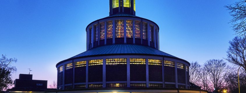 Auferstehungskirche Essen zur blauen Stunde